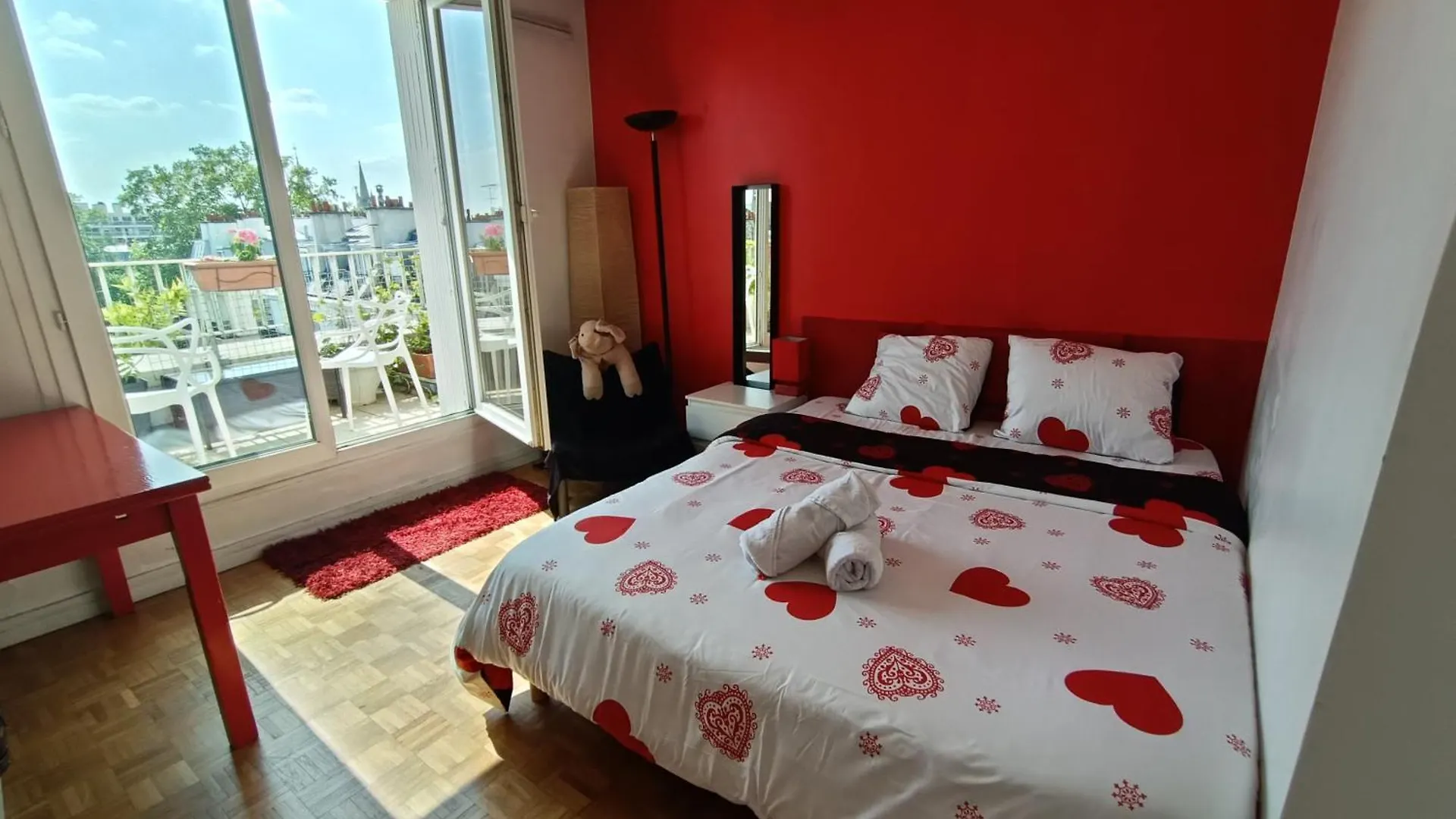 Проживание в семье King Bedroom And Terrace In Paris Center, Shared Bathroom