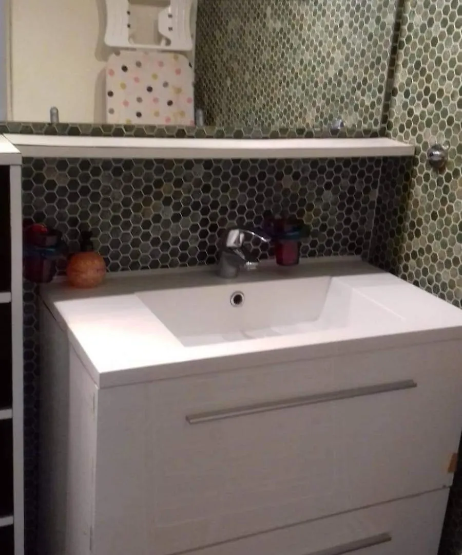 Проживание в семье King Bedroom And Terrace In Paris Center, Shared Bathroom