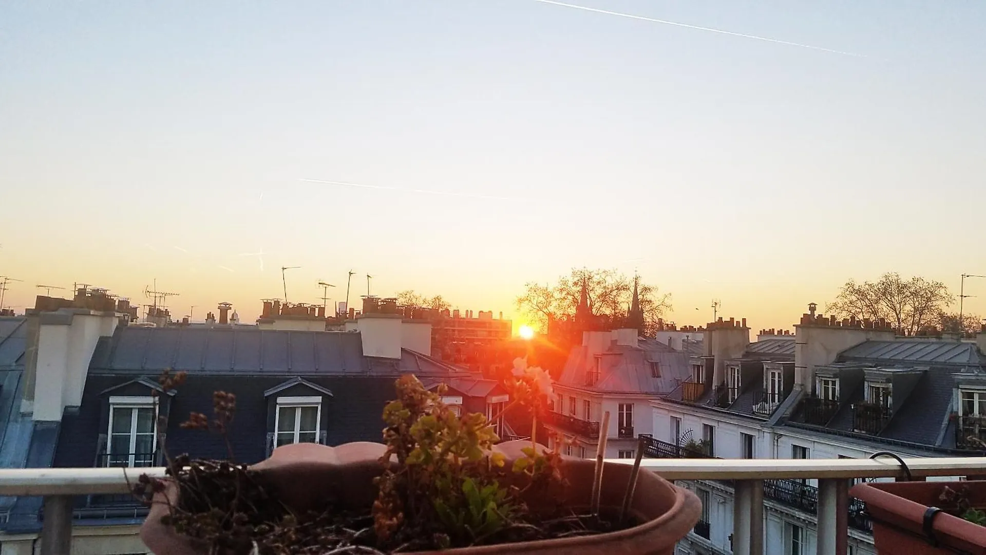 Проживание в семье King Bedroom And Terrace In Paris Center, Shared Bathroom Франция